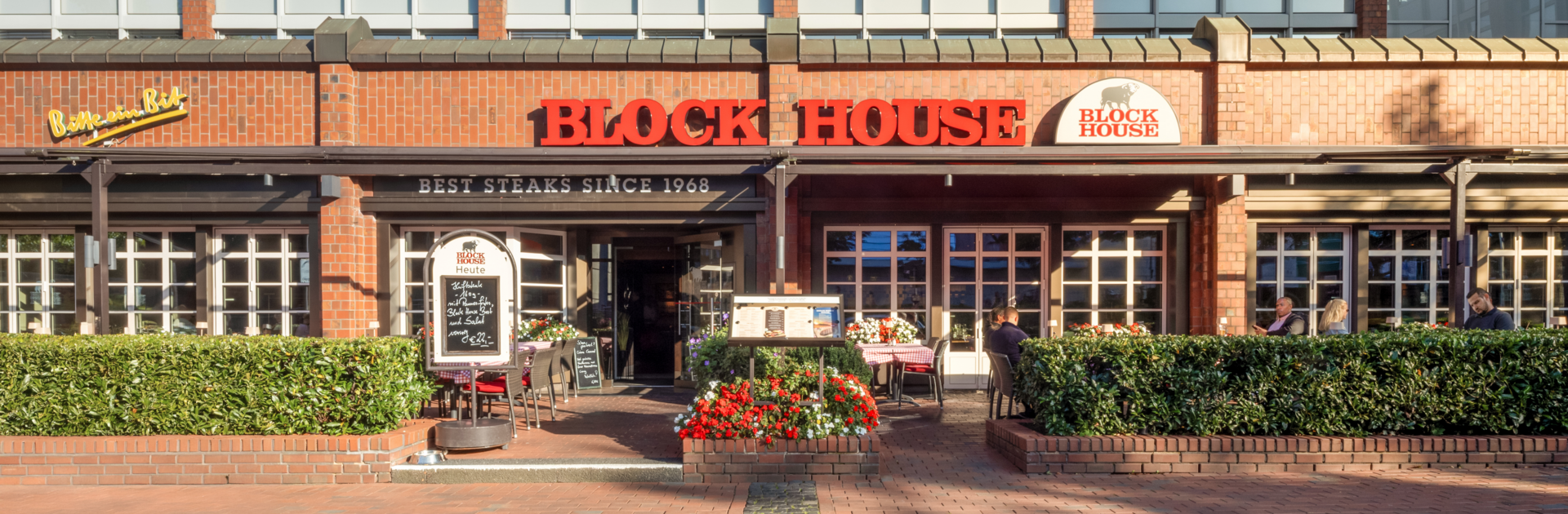 Eingangsbereich des BLOCK HOUSE Hamburg Alstertal mit Sonnenterrasse