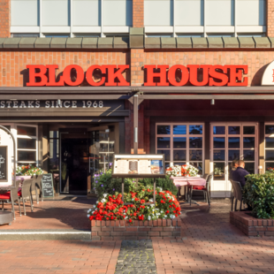 Eingangsbereich des BLOCK HOUSE Hamburg Alstertal mit Sonnenterrasse