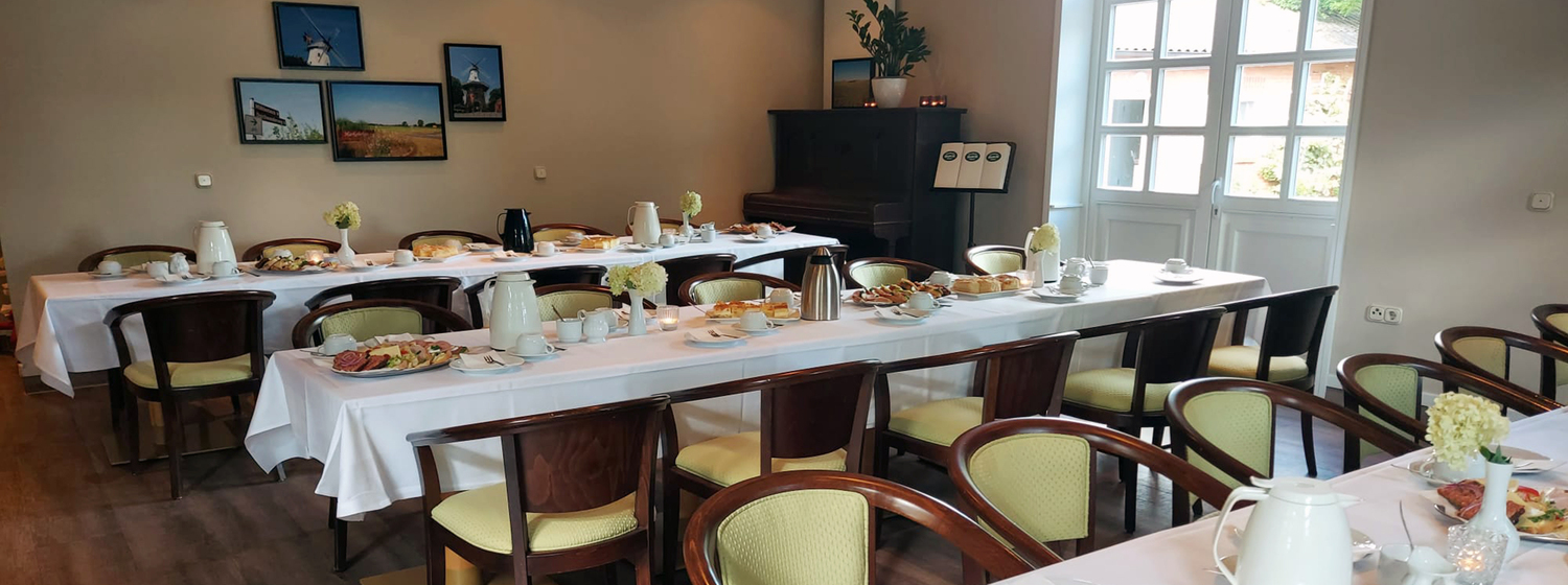 Nachmittagstafel im Gasthaus Block, gedeckt mit Kaffee, Kuchen, Gebäck und belegten Brötchen, perfekt für private Feiern und gemütliche Runden.