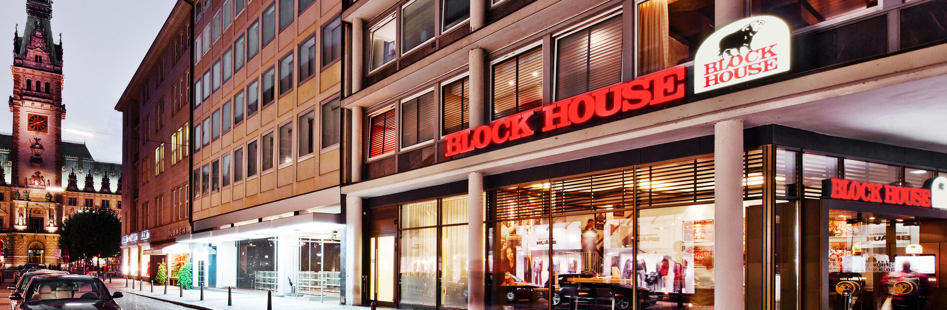 Das BLOCK HOUSE Restaurant am Jungfernstieg in Hamburg von Außen bei Nacht