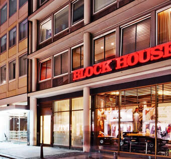 Das BLOCK HOUSE Restaurant am Jungfernstieg in Hamburg von Außen bei Nacht