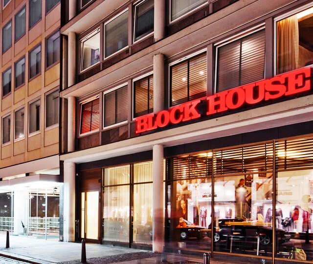 Das BLOCK HOUSE Restaurant am Jungfernstieg in Hamburg von Außen bei Nacht