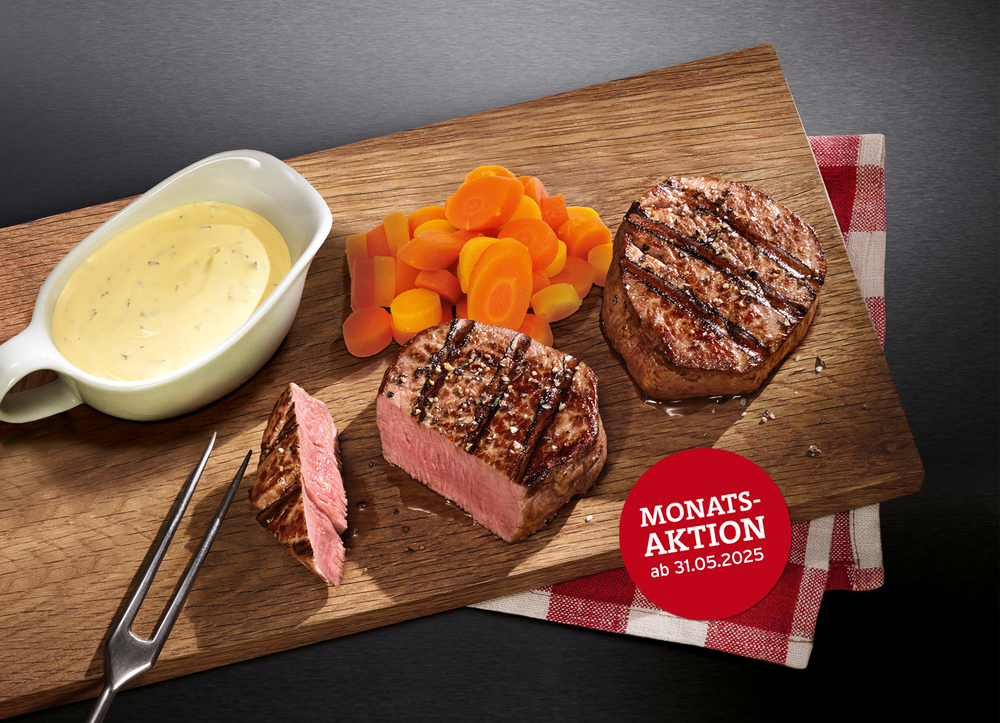 Zwei zarte Filetmedaillons mit Möhrengemüse und Sauce béarnaise auf Holzbrett – BLOCK HOUSE Monatsaktion ab 31. Mai 2025