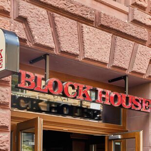 BLOCK HOUSE Frankfurt Börsenplatz BLOCK HOUSE Aufschrift über dem Restaurant BLOCK HOUSE Börsenplatz in Frankfurt