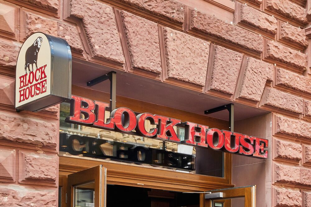 BLOCK HOUSE Frankfurt Börsenplatz BLOCK HOUSE Aufschrift über dem Restaurant BLOCK HOUSE Börsenplatz in Frankfurt