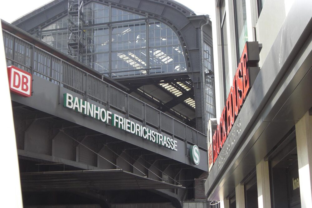 Das BLOCK HOUSE in der Friedrichstraße in Berlin gegenüber vom Bahnhof Friedrichstraße