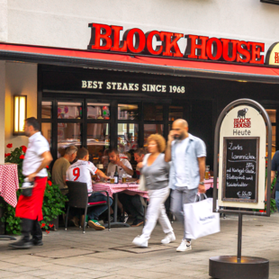 BLOCK HOUSE München Rindermarkt Außenansicht des BLOCK HOUSE München am Rindermarkt mit Gästen und Servicepersonal vor dem Restaurant.