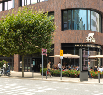 Das BLOCK HOUSE Restaurant im Deutschlandhaus in Hamburg von Außen