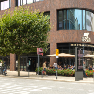 BLOCK HOUSE Deutschlandhaus Das BLOCK HOUSE Restaurant im Deutschlandhaus in Hamburg von Außen