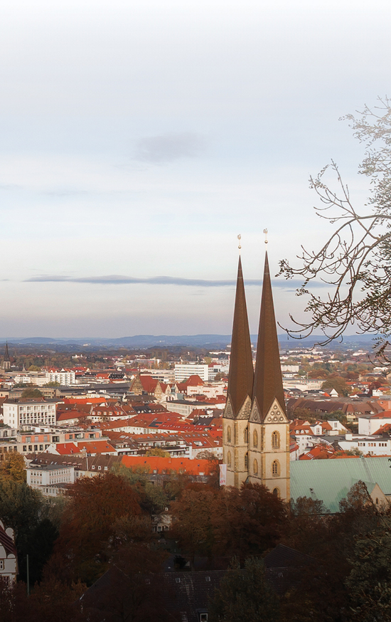 Blick über die Stadt Bielefeld mit zwei Kirchtürmen im Vordergrund