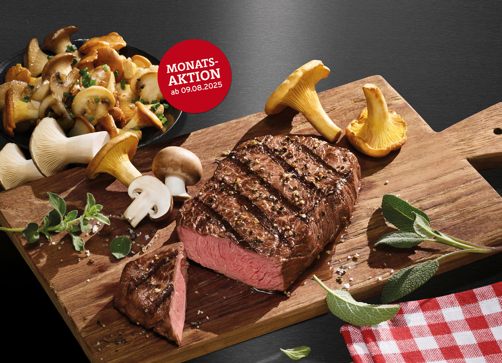 Ein saftig gegrilltes Rumpsteak von BLOCK HOUSE liegt auf einem Holzbrett, umgeben von frischen Kräutern, verschiedenen Pilzen wie Pfifferlingen, Kräuterseitlingen und Champignons.