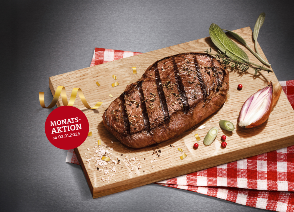 BLOCK HOUSE Monatsaktion 03.01.26 Ein gegrilltes Huftsteaksteak von BLOCK HOUSE auf einem Holzbrett, garniert mit frischen Kräutern. Mittig links ist ein roter Kreis mit weißer Schrift: „Monatsaktion ab 03.01.26“..