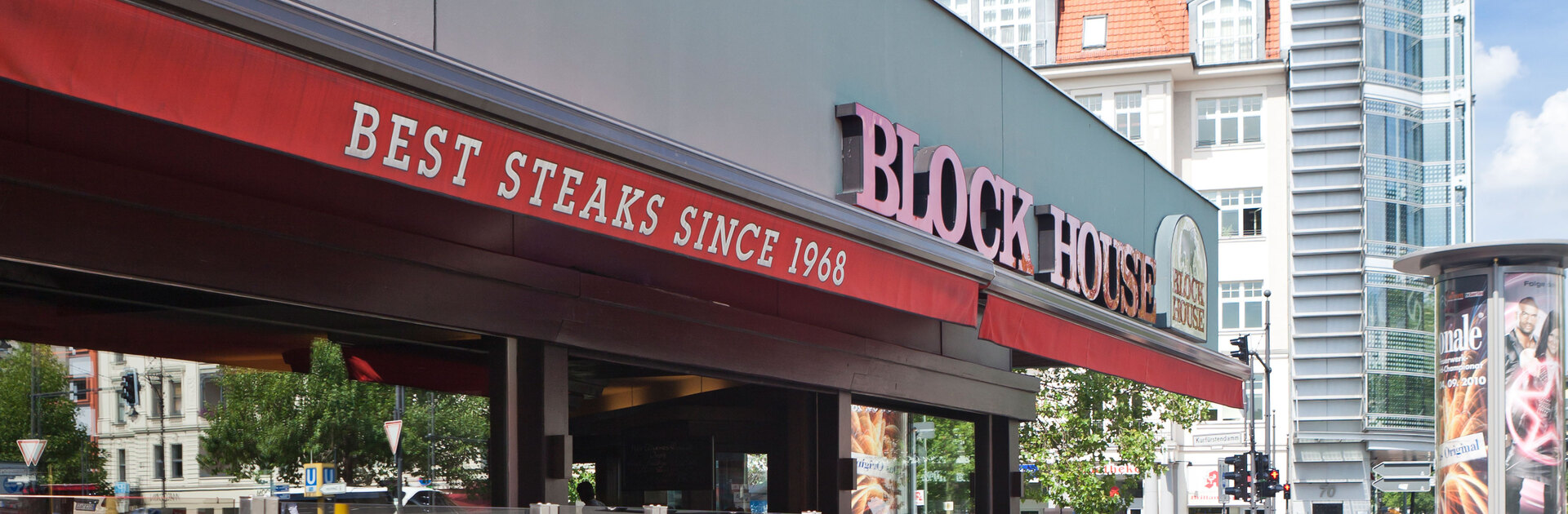 BLOCK HOUSE Aufschrift über dem BLOCK HOUSE Restaurant am Adenauerplatz in Berlin