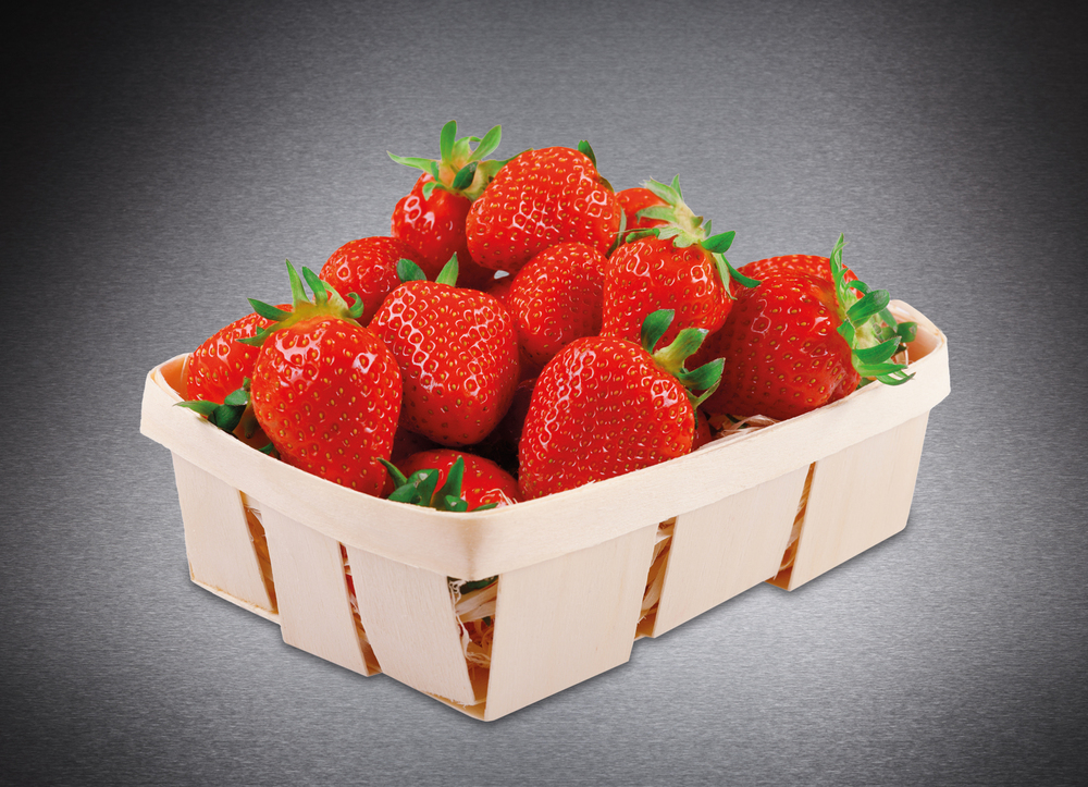 Ein Körbchen mit frischen, glänzenden Erdbeeren – servierbereit bei Block House.