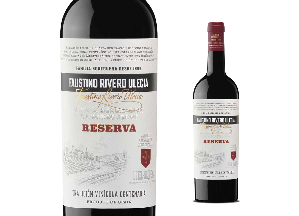 Zwei Weinflaschen des "Reserva Bodegas Faustino Rivero Ulecia" aus Arnedo, Spanien.
