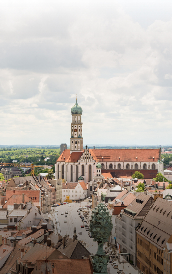 Blick über die Stadt Augsburg auf den Ulrichsplatz und die Basilika St. Ulrich und Afra