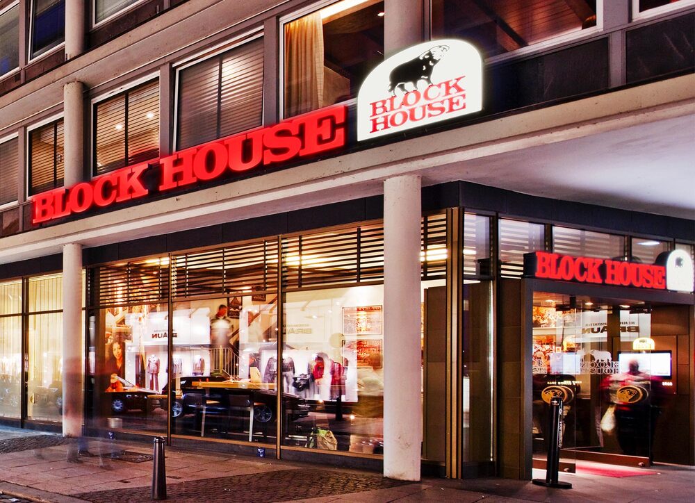 Außenansicht des BLOCK HOUSE Restaurant am Jungfernstieg bei Nacht