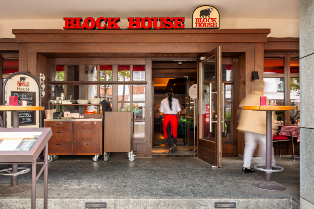 BLOCK HOUSE Restaurant Rostock Eingangsbereich des BLOCK HOUSE Rostock mit geöffneten Türen und Gästen im Eingangsbereich.