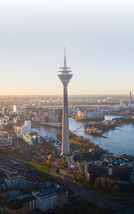 Blick über die Stadt Düsseldorf mit Fernsehturm im Vordegrund