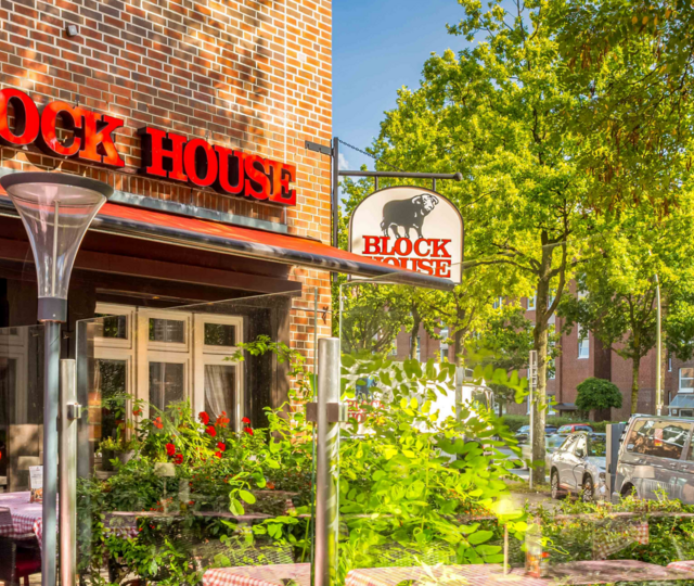 BLOCK HOUSE Hamburg Eidelstedt – Steakhouse mit Terrasse Terrasse vor dem BLOCK HOUSE Hamburg Eidelstedt mit Tischen und rot-weiß karierten Tischdecken vor dem Steakhouse