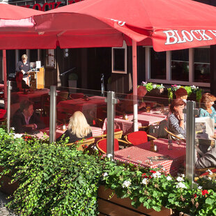 Sonniger Außenbereich des BLOCK HOUSE Restaurants am Kröpcke in Hannover