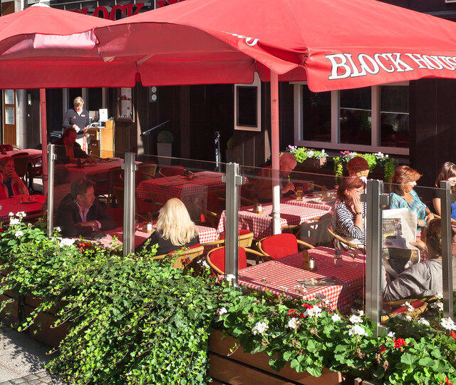 Sonniger Außenbereich des BLOCK HOUSE Restaurants am Kröpcke in Hannover