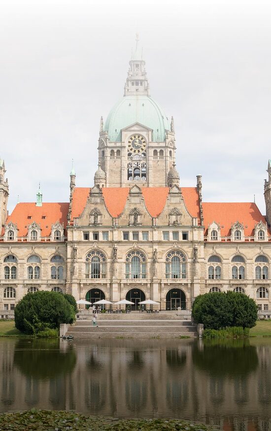 Blick über den Maschteich auf das Neue Rathaus in Hannover 