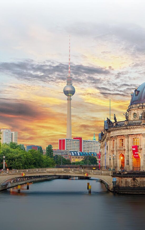 Blick von der Monbijoubrücke auf den Berliner Dom und den Berliner Fernsehturm 